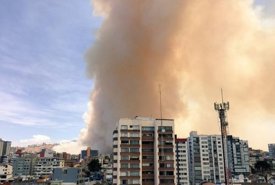 Gran Incendio Causa Fallas En El Servicio Eléctrico En Quito | La ...