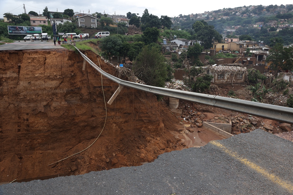 Casi 400 muertos en Sudáfrica por devastadoras inundaciones