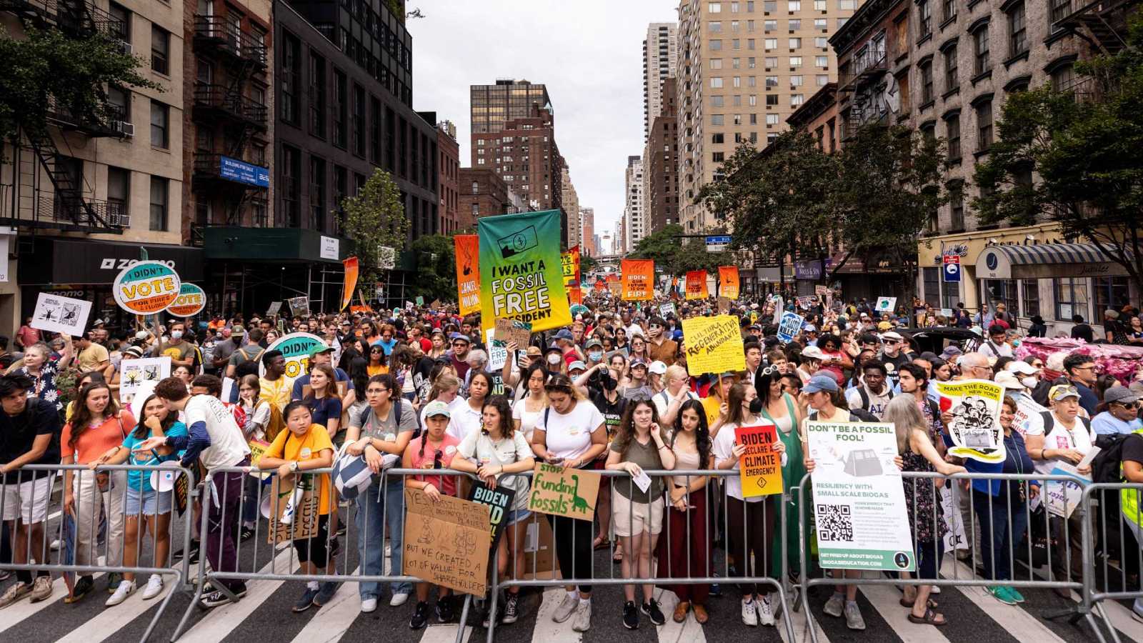 Miles de activistas climáticos marchan en Nueva York para pedir el fin