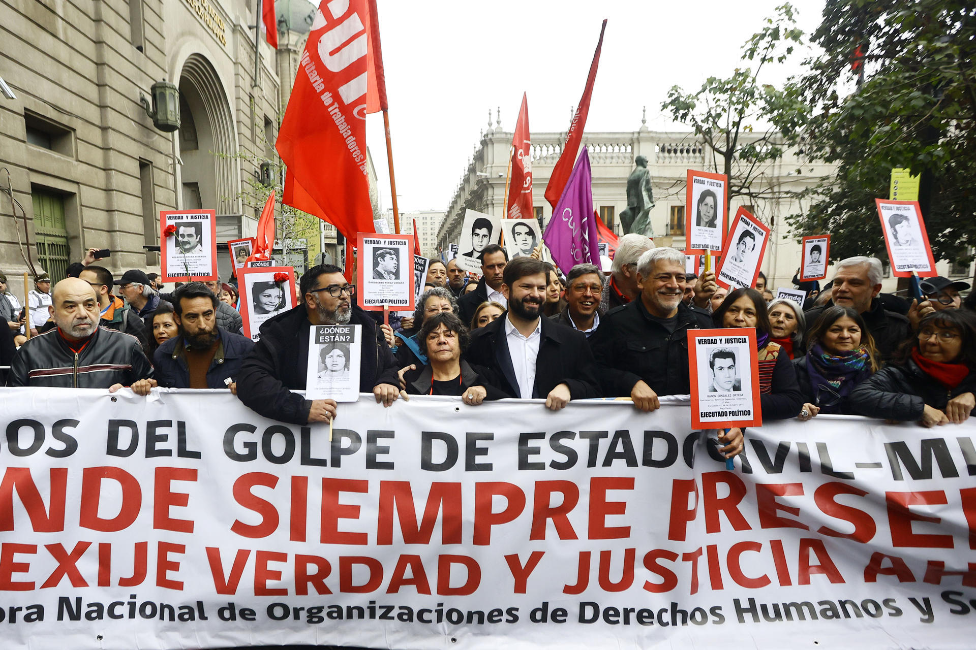 Miles marchan en Santiago de Chile en memoria a las víctimas de la