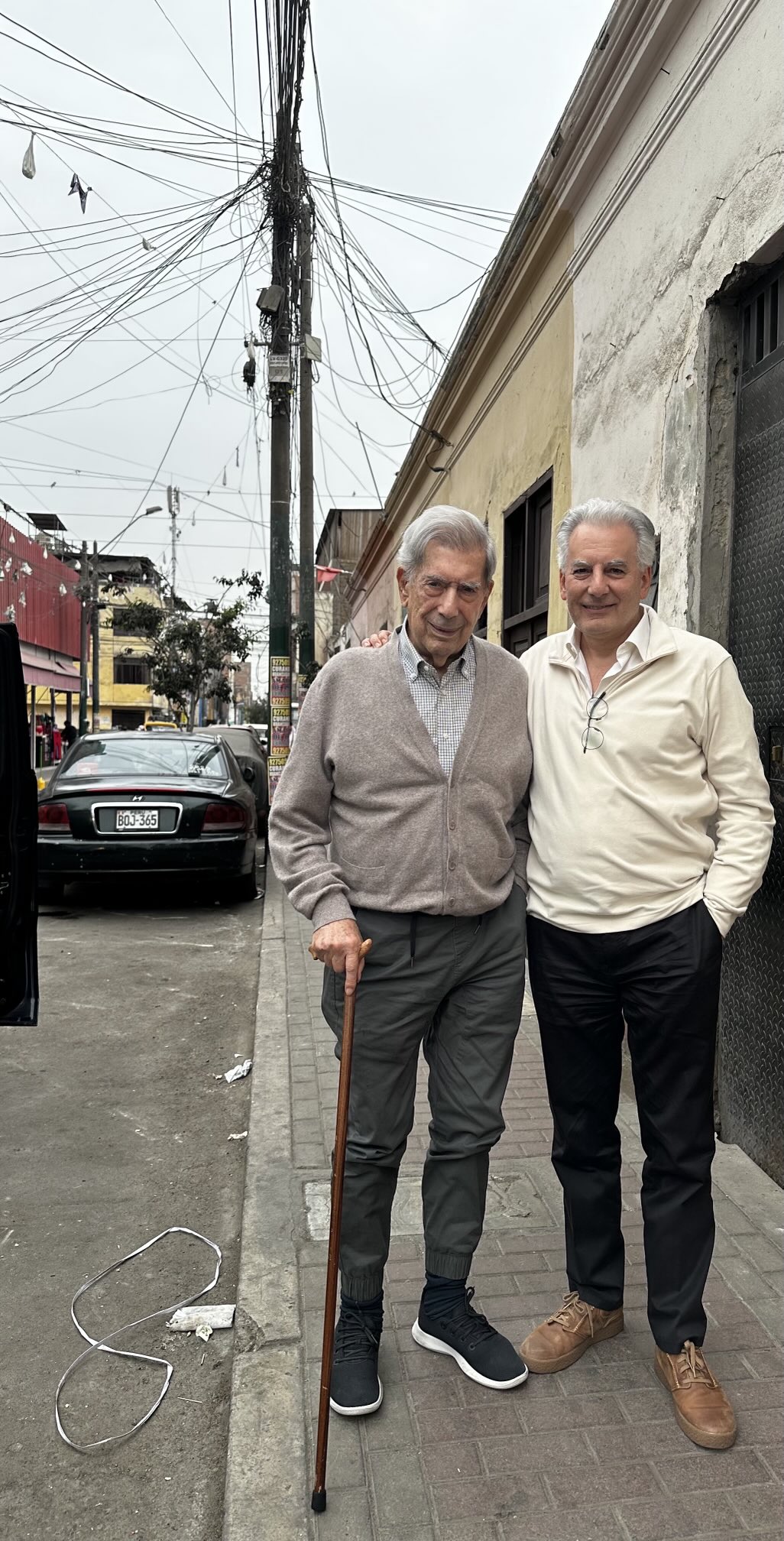 Lvaro Vargas Llosa Publica Foto De Su Padre Mario En El Jir N