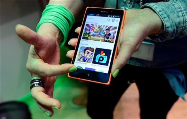 Nokia presenta un nuevo móvil por 15 euros para competir con los países  emergentes