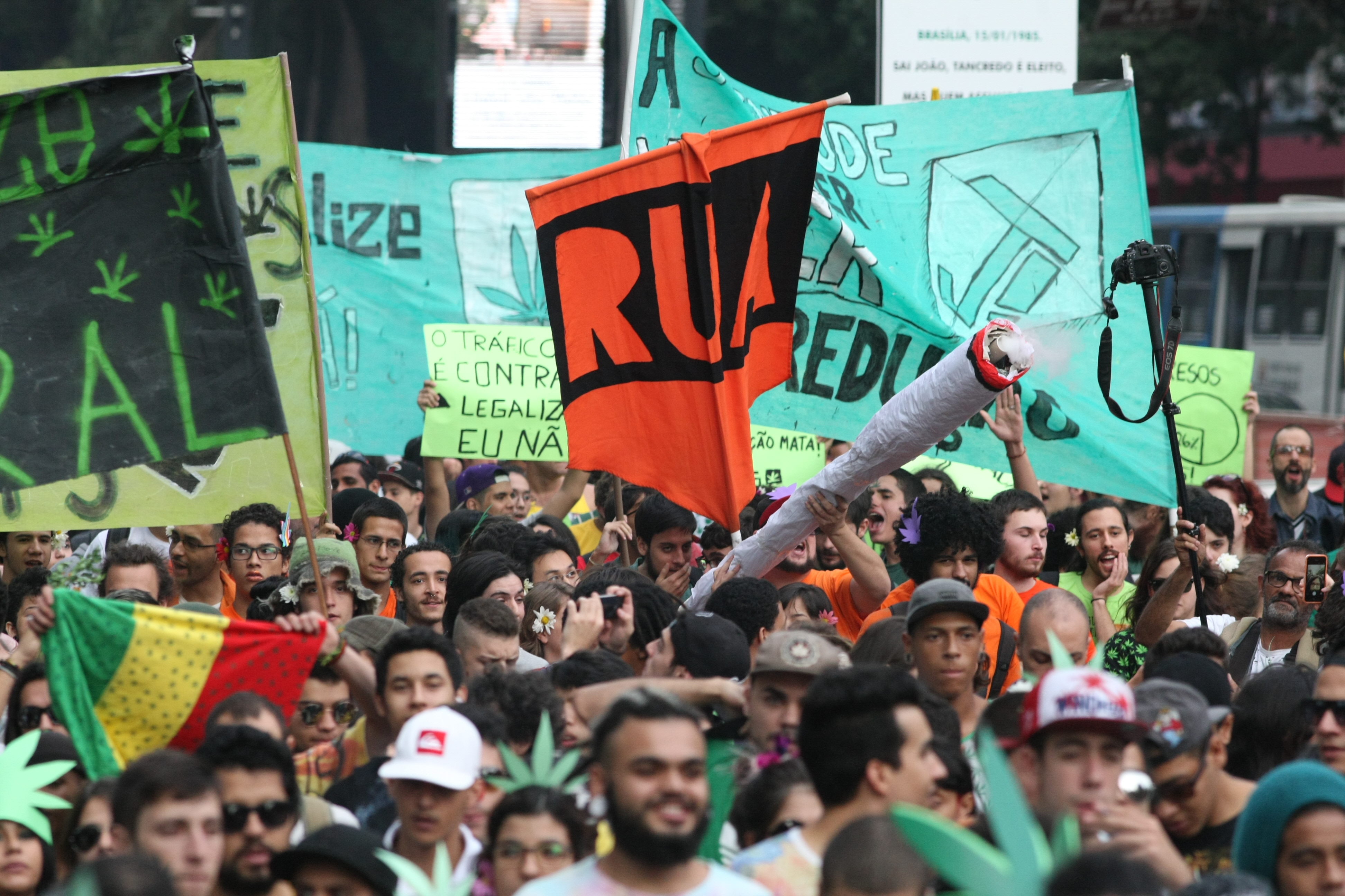 Miles de personas exigen la legalización de la marihuana en Brasil La