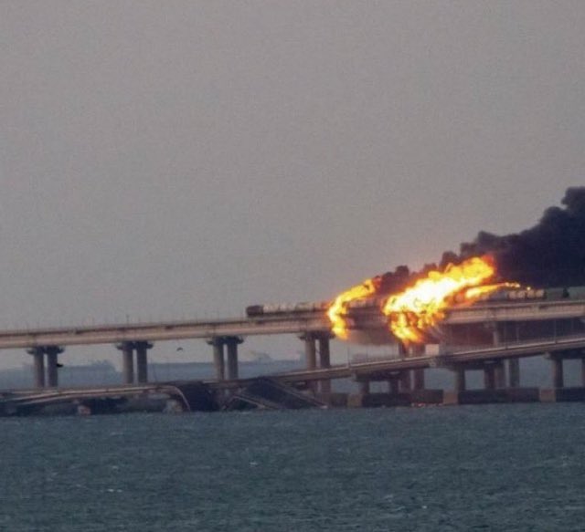 Fuerte Explosión Destruye Puente De Crimea La Joya De Putin