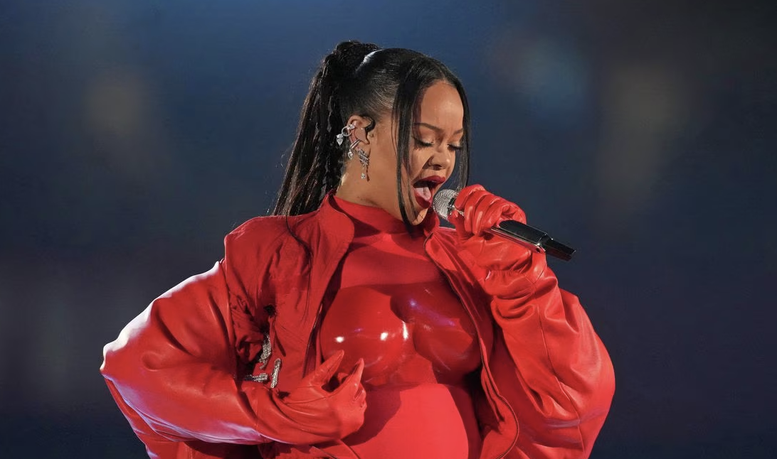 Rihanna revela su segundo embarazo en su regreso musical en el