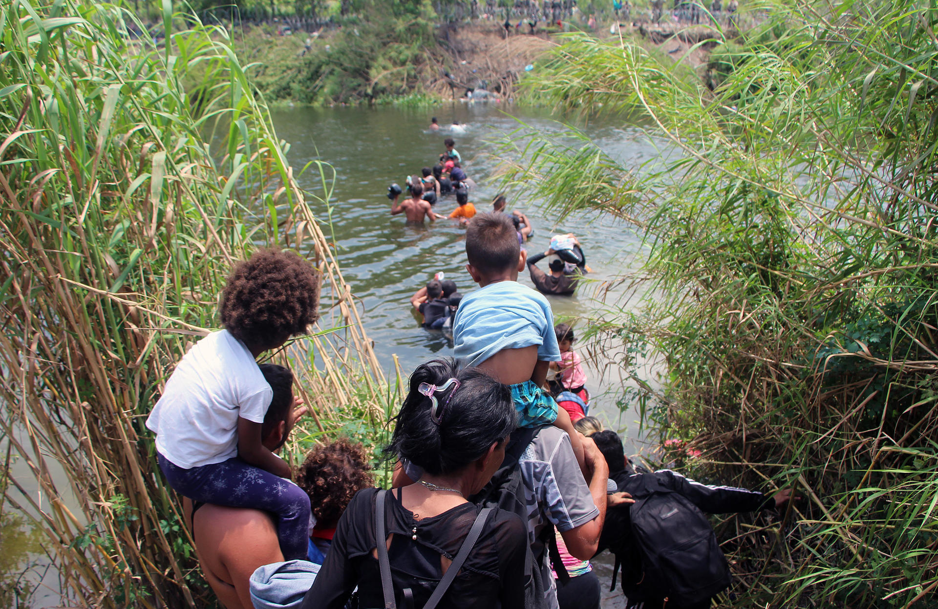 Termina Título 42 Y Migrantes Siguen Lanzándose Al Río Bravo 3507