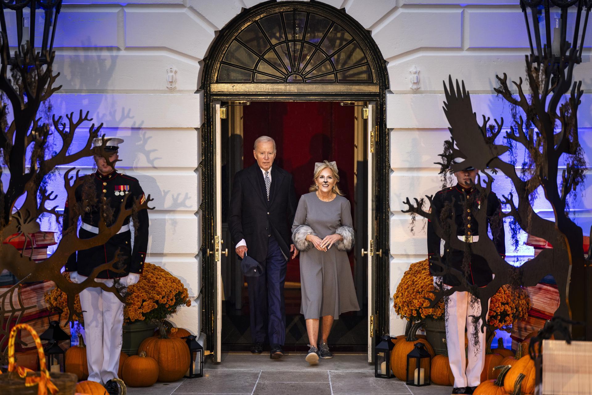 President Biden Welcomes Trick-or-treaters To The White House | La ...