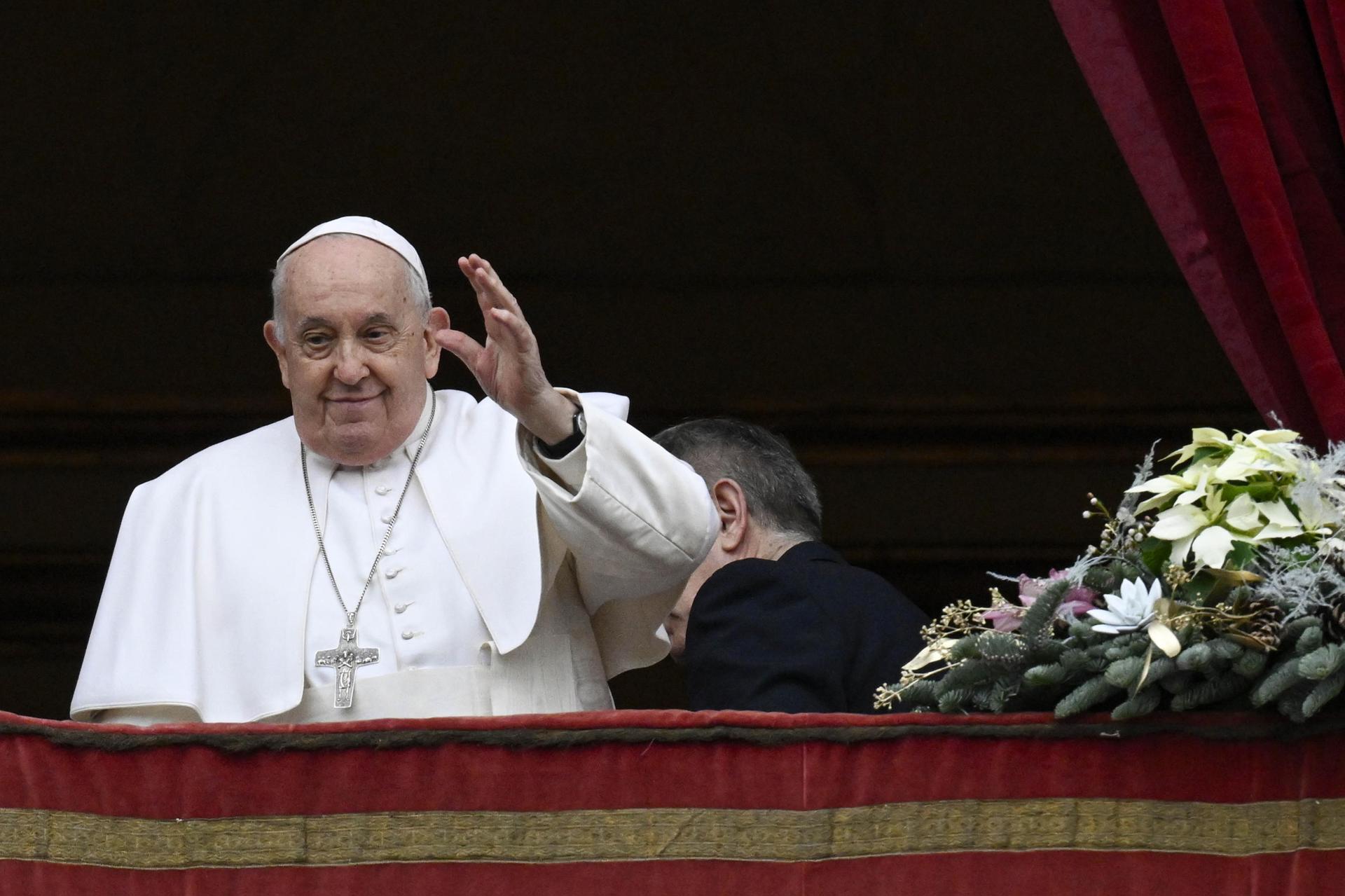 El papa Francisco muestra «una ligera mejoría» en su sexto día en el hospital