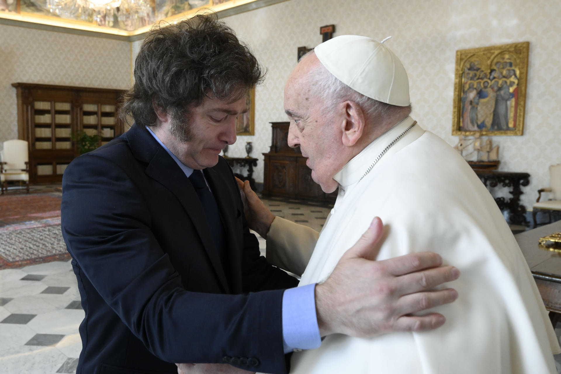 Milei meets with Pope Francis and gives him alfajores
 – 2024-02-16 00:10:23