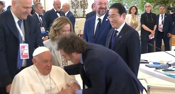 The Pope and Milei hugged throughout the G7 assembly
 – 2024-06-18 23:04:48