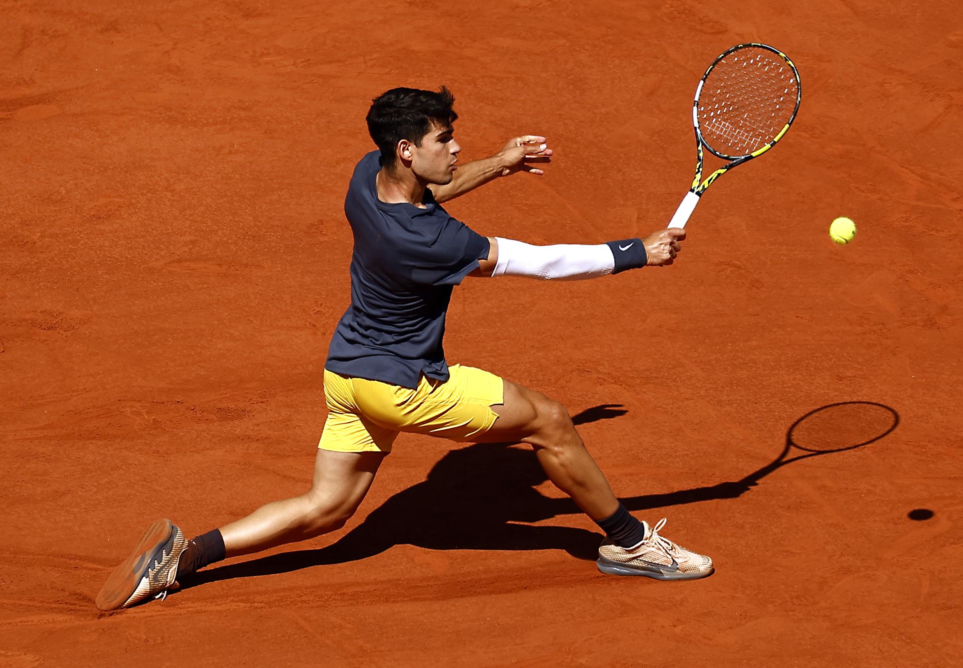 Épica remontada de Alcaraz ante Sinner lo pone en la final de Roland Garros