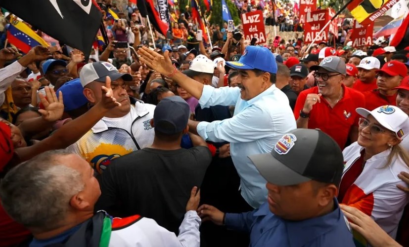 Maduro dice que González «pretende estar encima de la ley»