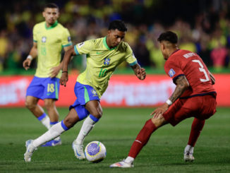 06/09/2024.- Rodrygo (d) de Brasil disputa un balón con Piero Hincapié de Ecuador este viernes, en un partido de las eliminatorias para el Mundial de 2026 entre Brasil y Ecuador en el estadio Couto Pereira en Curitiba (Brasil). EFE/ Andre Coelho