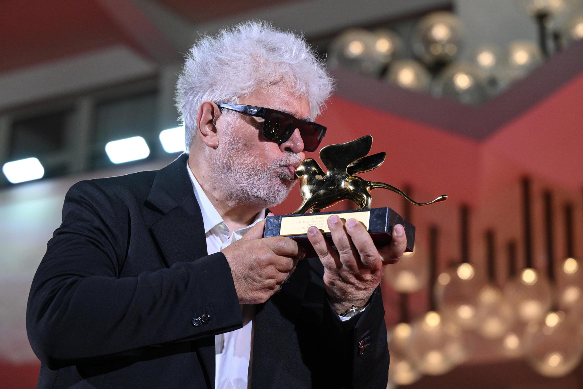 Almodóvar conquista un histórico León de Oro en Venecia