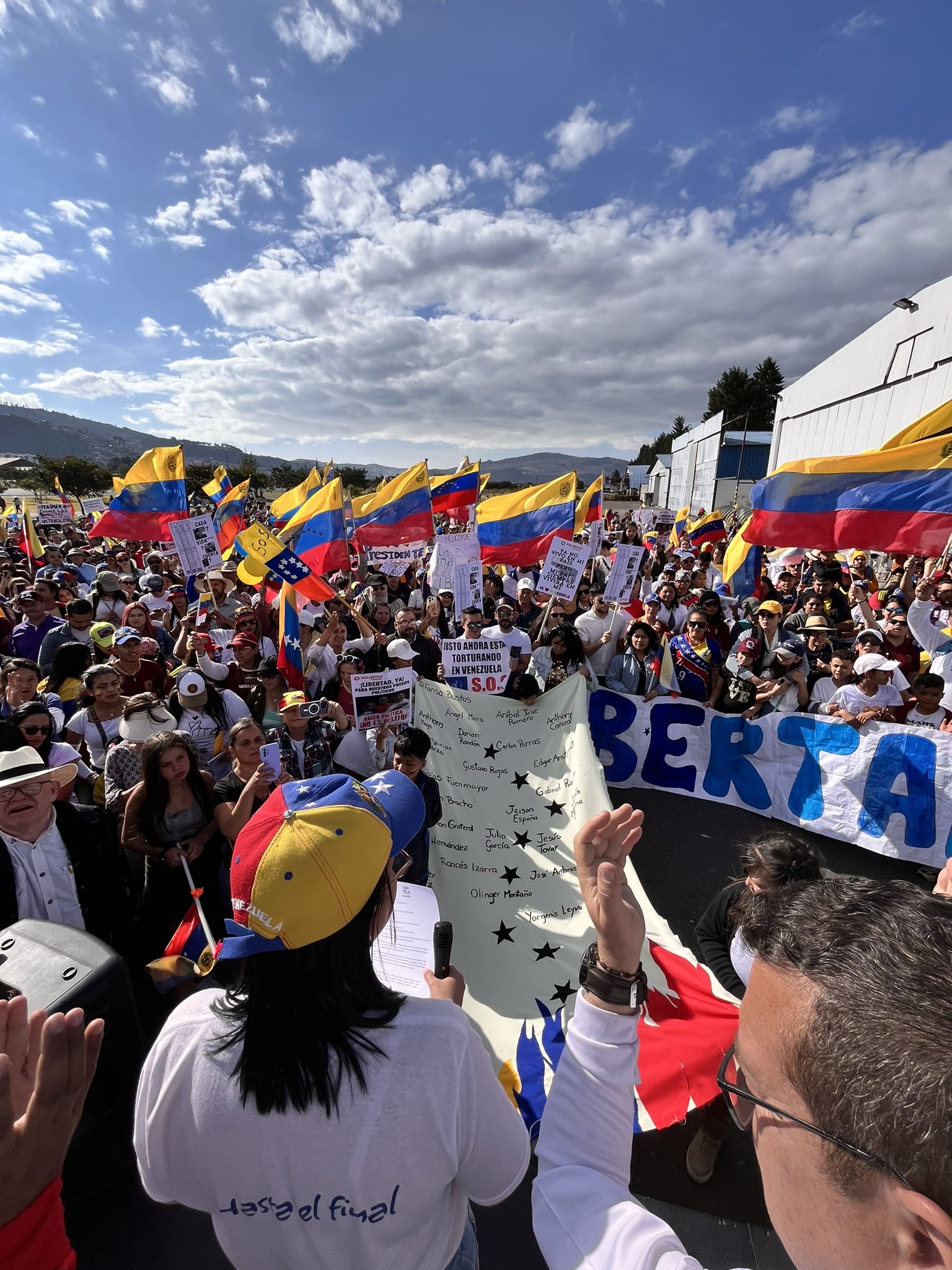 Cada vez más extranjeros cooptan trabajos cualificados que dejan los ecuatorianos