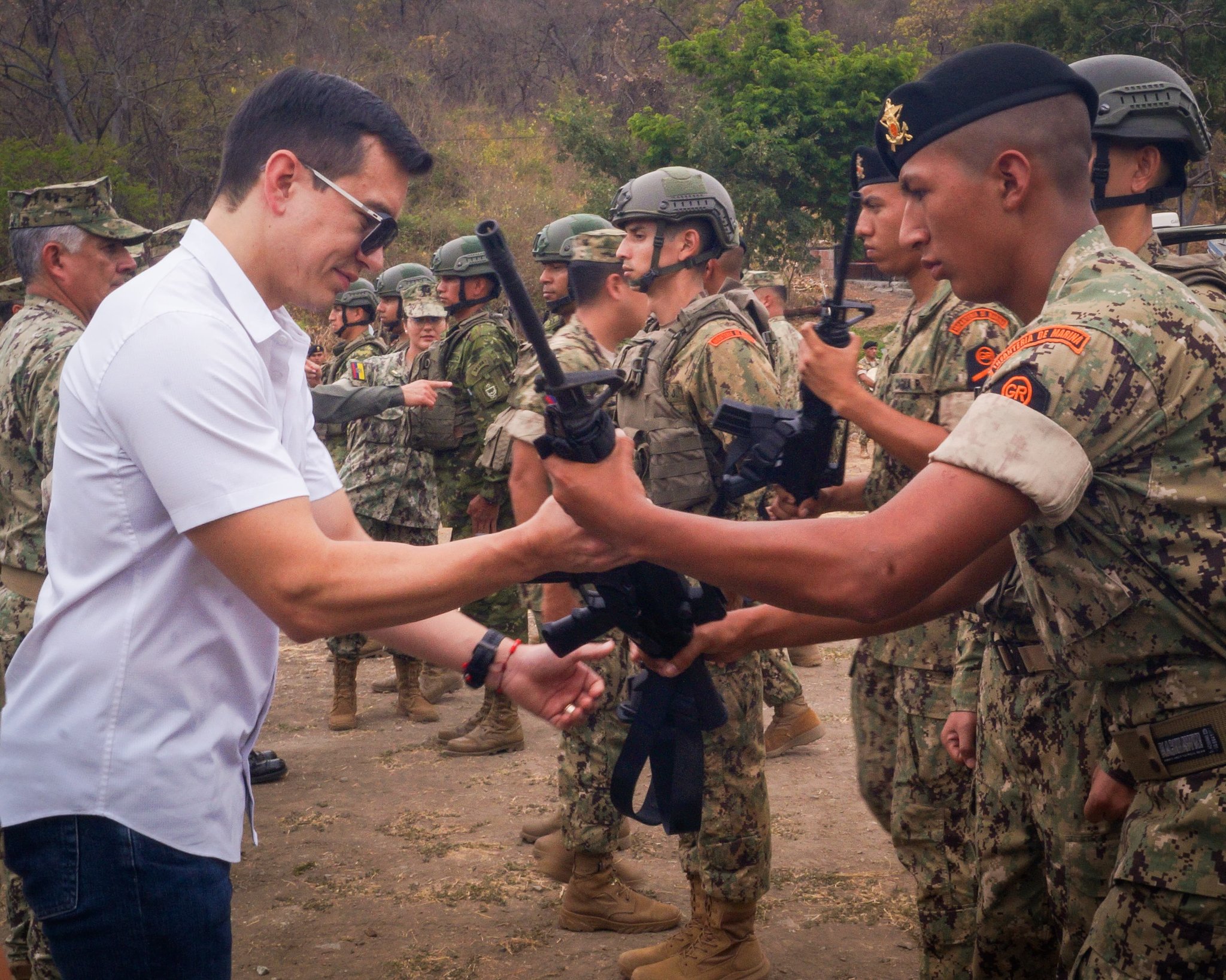 Noboa entrega armas incautadas de bandas a militares