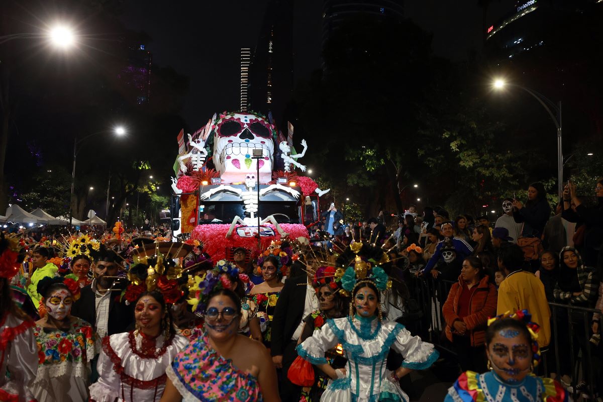 Gran procesión en México sirve como antesala al Día de Muertos