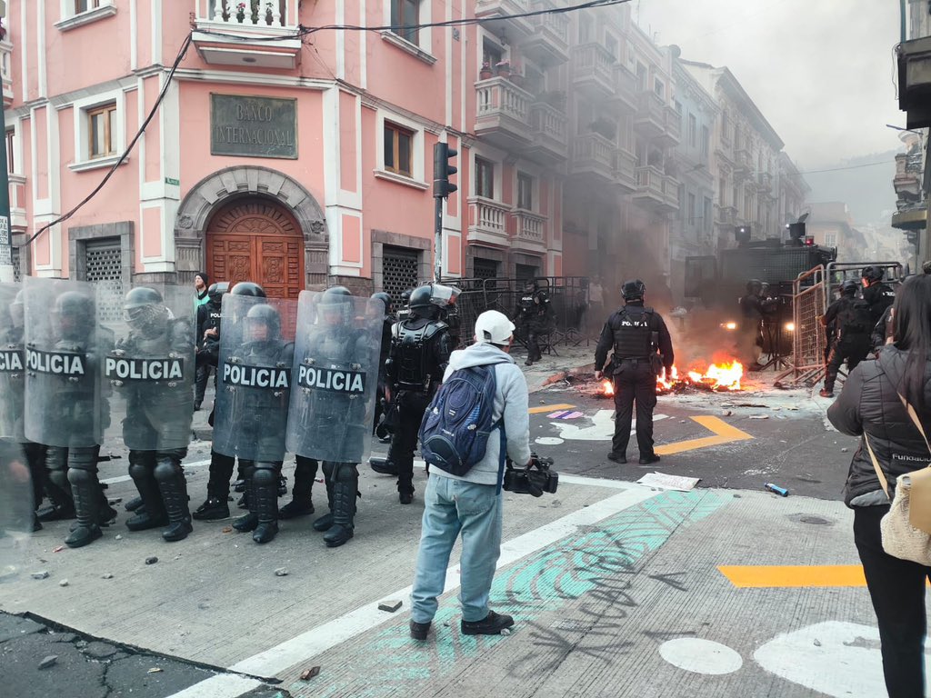 Policía Nacional termina violenta protesta en Quito contra Noboa que sólo duró pocas horas