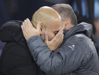 Manchester (United Kingdom), 23/11/2024.- Manchester City manager Pep Guardiola (L) and Tottenham manager Ange Postecoglou (R) interact before the English Premier League soccer match between Manchester City and Tottenham Hotspur in Manchester, Britain, 23 November 2024. (Reino Unido) EFE/EPA/ADAM VAUGHAN EDITORIAL USE ONLY. No use with unauthorized audio, video, data, fixture lists, club/league logos or 'live' services. Online in-match use limited to 120 images, no video emulation. No use in betting, games or single club/league/player publications.