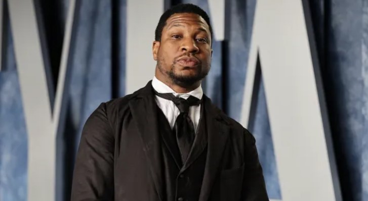 El actor Jonathan Majors llega a acuerdo para cerrar demanda civil con su expareja