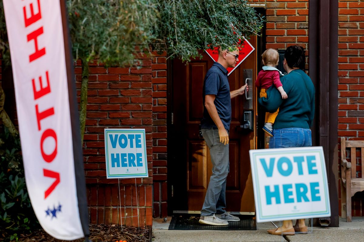 Voting centers in the United States begin to open
 –