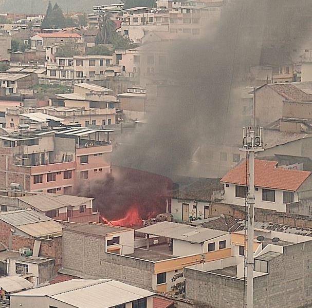 Incendio en Quito: Bomberos logran controlarlo