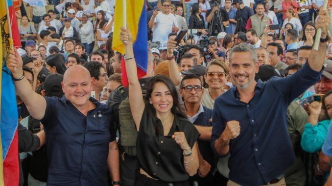 Luisa González, Diego Borja, candidatos presidencial y vicepresidencial, por la Revolución Ciudadana (RC), lista 5, en compañía de Raúl Chávez, presidente del Movimiento Renovación Total (RETO), listado 33, en una rueda de prensa en la Plazo Colón, centro de Guayaquil, la mañana de este lunes, 16 de diciembre.