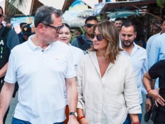 Jorge Rabascali, Alejandra Rivas, candidatos presidencial y vicepreidencial por Izquierda Democrática (ID), en un acto proselitista, el pasado 27 de noviembre de 2024. Foto tomada de la cuenta de Rivas en su cuenta de X.