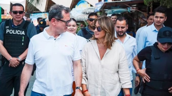 Jorge Rabascali, Alejandra Rivas, candidatos presidencial y vicepreidencial por Izquierda Democrática (ID), en un acto proselitista, el pasado 27 de novieimbre de 2024. Foto tomada de la cuenta de Rivas en su cuenta de X.