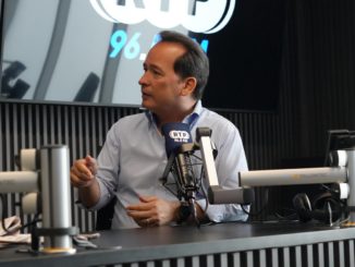 Cucalon, candidato presidencial de Construye, en Radio RTP 96.5 FM, en Guayaquil, el pasado 23 de diciembre de 2024. Foto extraída de la cuenta de Henry Cucalon en X.