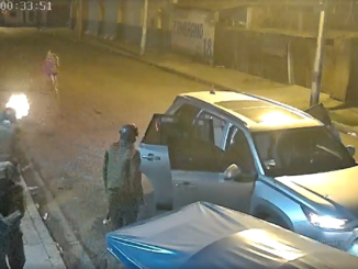 Falsos militares asesinan a sujeto y lastiman a dos más, en Pascuales, Guayaquil, este martes, 24 de diciembre. Captura del video extraída de Ecuavisa en su sitio web.