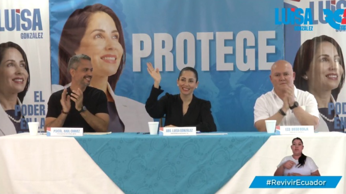 Luisa González, Diego Borja y Raúl Chávez, en rueda de prensa, en Esmeraldas