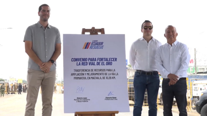 Daniel Noboa, Roberto Luque, Clemente Bravo Riofrio, presidente saliente y candidato, en conjunto del ministro de Transporte y Obras Públicas, por ADN, listado 7, y el prefecto de El Oro, en rueda de prensa, en Machala.