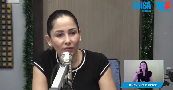 Luisa González, abogada y candidata presidencial por la Revolución Ciudadana (RC), lista 5, en una entrevista en “Radio Morena 640 AM”, centro de Guayaquil, la mañana de este martes, 17 de diciembre.