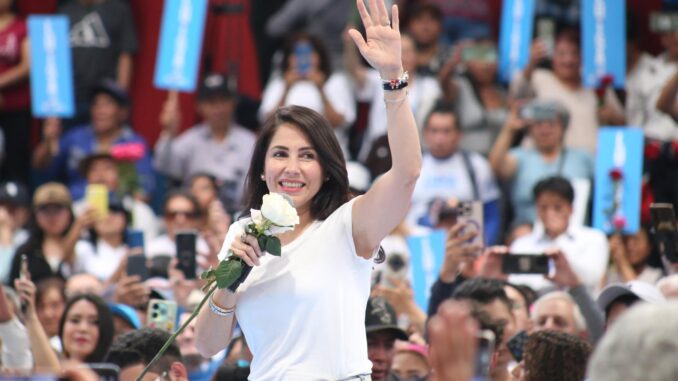 Luisa González, candidata del correísmo, en un acto proselitista por inicio de campaña electoral el pasado, 5 de enero de 2025. Foto tomada en la cuenta oficial de González en X.