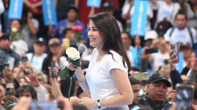 Luisa González, candidata del correísmo, en un acto proselitista por inicio de campaña electoral el pasado, 5 de enero de 2025. Foto tomada en la cuenta oficial de González en X.