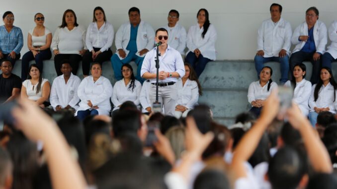 El presidente de la República, Daniel Noboa, en el Centro de Referencia Nacional de Contención de Amenazas Biológicas para la Salud Pública, Guayaquil, este martes, 7 de enero de 2025. Imagen extraída de la cuenta de la Presidencia en X.