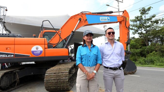 El presidente de la República, Daniel Noboa, y Marcela Aguiñaga, prefecta del Guayas, en la construcción del quinto puente, este martes, 7 de enero de 2025. Foto extraída de la cuenta de la Presidencia en X.