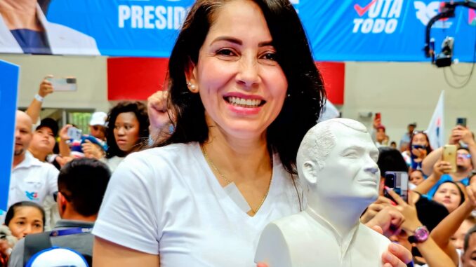 Luisa González. candidata del correísmo, en un acto proselitista en Guayaquil, el pasado sábado, 11 de enero de 2025. Foto extraída de la cuenta de la aspirante en X.