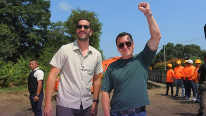 El presidente de la República, Daniel Noboa, junto al ministro de Transporte y Obras Públicas (MTOP), Roberto Luque, en la construcción del puente Lodana, en Manabí, este jueves, 23 de enero de 2025. Foto extraída de la cuenta de la Presidencia Ecuador en X.