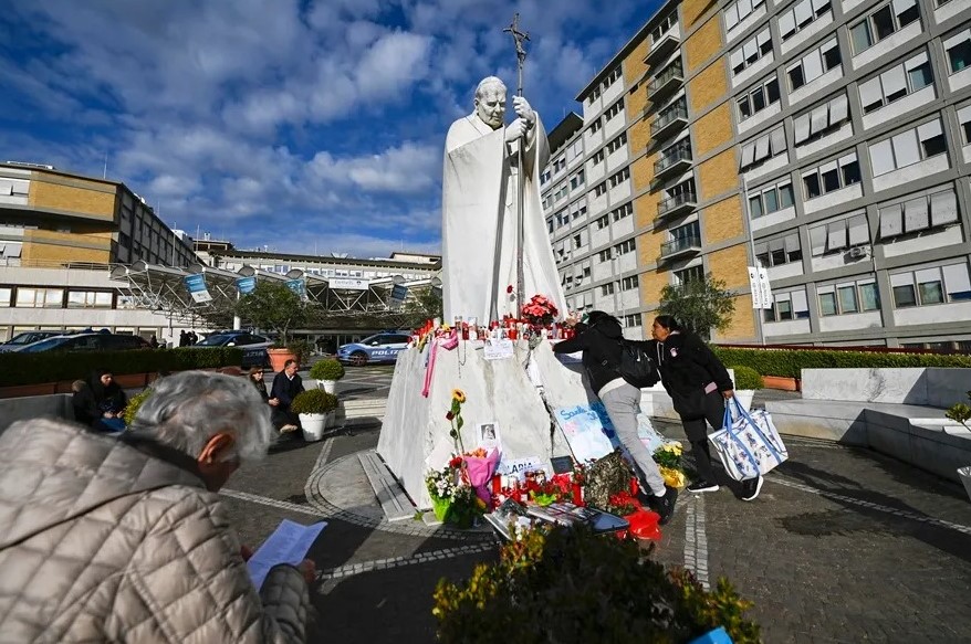 El papa sufre dos episodios de insuficiencia respiratoria aguda